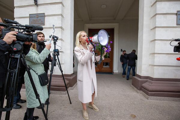 Pentru că nu au fost lăsați să ajungă în Piața Marii Adunări Naționale, protestarii și-au ținut mitingul antiguvernamental în fața Procuraturii Generale. Deputatul Marina Tauber vorbește de la megafon.  - Sputnik Moldova