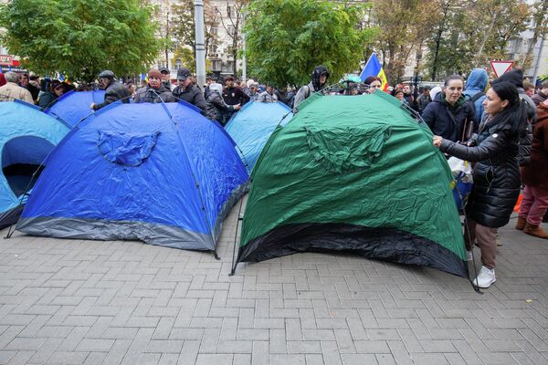 Protestatarii au instalat corturi în fața Procuraturii Generale.  - Sputnik Moldova