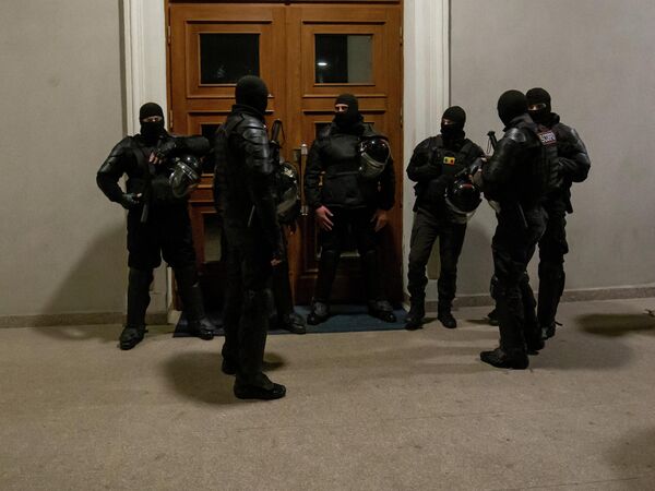 Polițiști la intrarea în sediul Procuraturii Generale.  - Sputnik Moldova