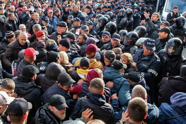 Confruntări între protestatari și forțele de ordine la protestul din 23 octombrie de la Chișinău - Sputnik Moldova