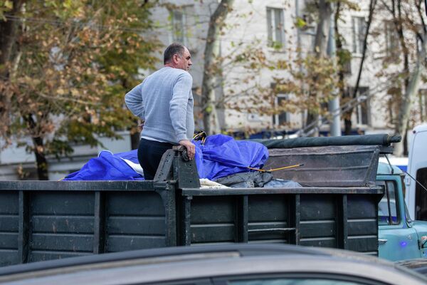 Протесты и демонтаж палаток возле здания Генпрокуратуры. - Sputnik Молдова