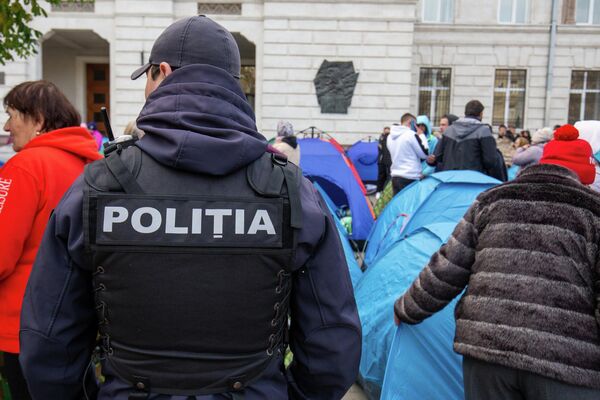 Протесты и демонтаж палаток возле здания Генпрокуратуры. - Sputnik Молдова