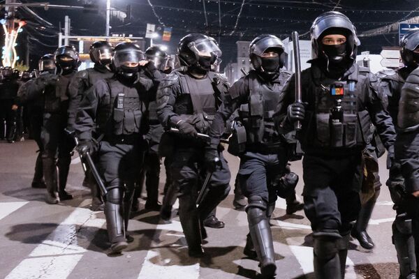 К разгону участников протеста привлекли полицейский спецназ. - Sputnik Молдова