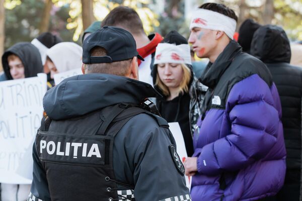 Полиция и митингующие - по разные стороны баррикад. - Sputnik Молдова