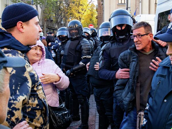 Провокаторы ходят на протесты как на работу. - Sputnik Молдова