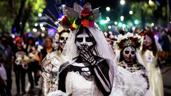 Парад Катринас в ознаменование Дня мертвых в Мехико - Sputnik Молдова