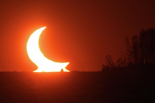 Частичное солнечное затмение, наблюдаемое на закате вблизи Новосибирска, Россия - Sputnik Молдова