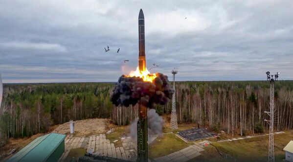 Пуск межконтинентальной баллистической ракеты Ярс в рамках российских ядерных учений с пусковой площадки в Плесецке - Sputnik Молдова
