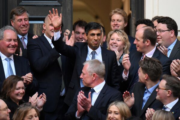 Новый лидер Консервативной партии и будущий премьер-министр Великобритании Риши Сунак машет рукой у штаб-квартиры Консервативной партии в центре Лондона - Sputnik Молдова