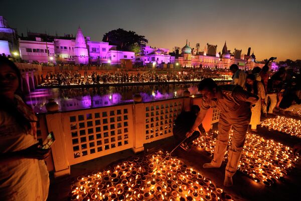 На берегах реки Сарью зажгли миллионы глиняных фонарей во время индуистского праздника Дивали, Индия - Sputnik Молдова