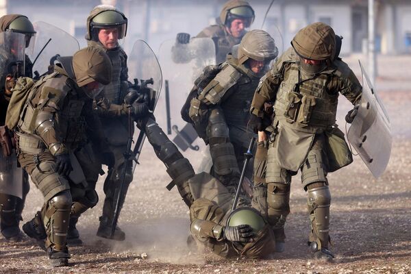 Войска EUFOR перетаскивают раненого солдата во время учений EUFOR Quick Response 2022 на базе Бутмир в Сараево, Босния - Sputnik Молдова