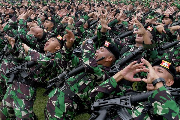 Индонезийские солдаты во время учений по обеспечению безопасности в рамках подготовки к саммиту G20 в Денпасаре на острове Бали - Sputnik Молдова