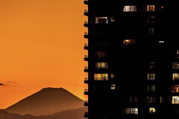 Гора Фудзи видна за жилыми домами Кавасаки в Токио - Sputnik Молдова