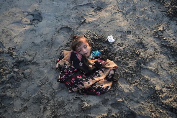 Девочка спит на пляже в Карачи - Sputnik Молдова