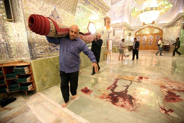 Иранские рабочие убирают место происшествия после вооруженного нападения на мавзолей Шаха Черага в городе Шираз  - Sputnik Молдова