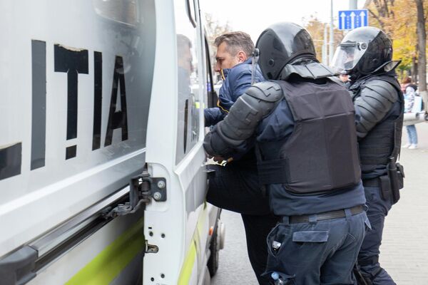 Полиция &quot;грузит&quot; очередного участника протеста. - Sputnik Молдова