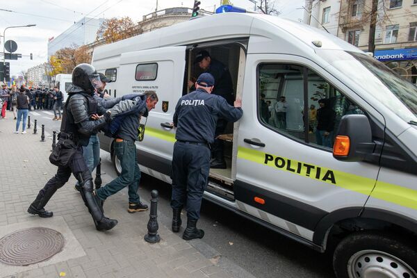 Задержанных, как выяснилось позже, отвозили в комиссариат полиции сектора Центр. - Sputnik Молдова