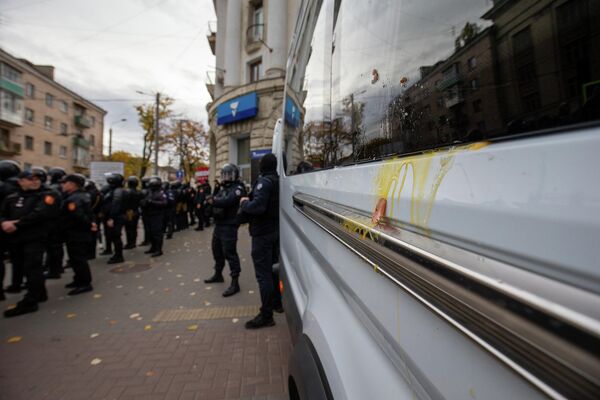 В машины полиции неизвестные кидали яйца, однако недолго: продукт в Молдове дорогой. - Sputnik Молдова