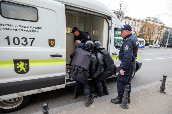 Oamenii legii au reținut astăzi mai mulți protestatari - Sputnik Moldova