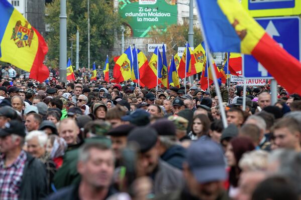 По данным организаторов, в акции протеста 30 октября приняли участие 65 000 человек. - Sputnik Молдова