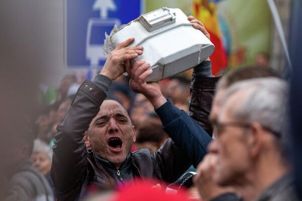 Участники протестов добиваются досрочных парламентских и президентских выборов в Молдове. - Sputnik Молдова