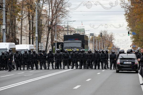 Плотный кордон полиции и спецтехника преграждают путь к центральной площади Кишинева. - Sputnik Молдова