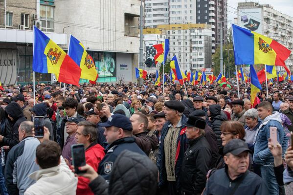 Митингующие вплотную подошли к полицейскому кордону. - Sputnik Молдова