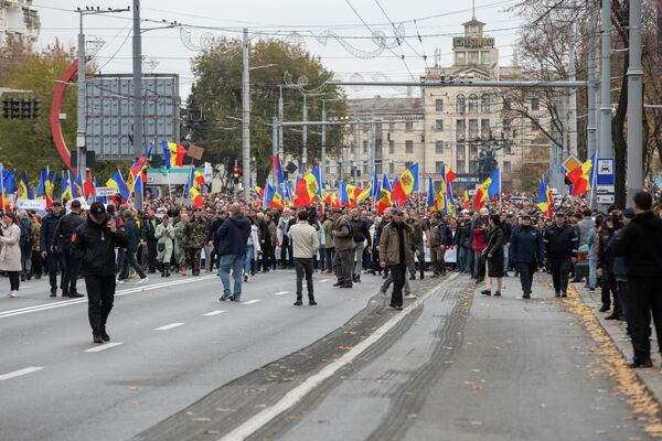 Колонна митингующих движется к центру Кишинева. - Sputnik Молдова