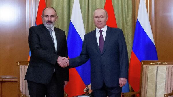 Președintele Rusiei, Vladimir Putin, și premierul Armeniei, Nikol Pașinean  - Sputnik Moldova