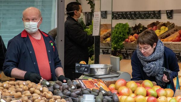 Женщина делает покупки в продуктовом магазине в Париже - Sputnik Молдова
