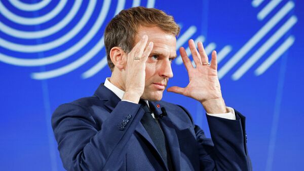 Președintele Franței, Emmanuel Macron, face gesturi în timpul prezentării planului de investiții „Franța 2030” la Palatul Prezidențial Elysee din Paris pe 12 octombrie 2021.  - Sputnik Moldova-România