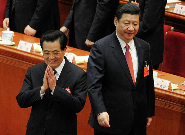 Fostul președinte chinez Hu Jintao face un gest de aprobare în timp trece pe lângă el noul președinte Xi Jinping fiind ales la cea de-a XII-a Adunare Națională Populară a Chinei care s-a desfășurat în Sala Mare a Poporului din Beijing. - Sputnik Moldova-România