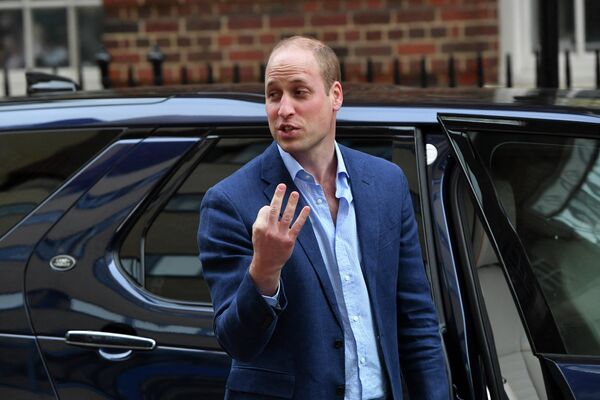 Prințul britanic William, în timp ce părăsește aripa Lindo de la Spitalul St Mary&#x27;s din centrul Londrei,  răspunde printr-un gest prin ridicarea a trei degete care semnifică numărul de copii ai săi după ce a fost adresată o întrebare din partea jurnaliștilor pe 23 aprilie 2018. - Sputnik Moldova-România