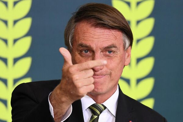 Fostul președinte brazilian Jair Bolsonaro face gesturi în timpul lansării Planului de recoltă 2022/23 la Palatul Planalto din Brazilia pe 29 iunie 2022. - Sputnik Moldova-România