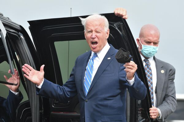 Președintele american Joe Biden face gesturi către mass-media după ce a sosit cu Airforce One pe Aeroportul Internațional Chicago O’Hare din Chicago din statul american Illinois pe 7 octombrie 2021. - Sputnik Moldova-România