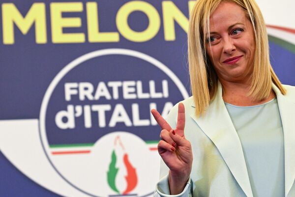 Liderul partidului italian „Fratelli d&#x27;Italia”, Giorgia Meloni, arată un gest ce semnifică victoria la alegerile legislative în semn recunoștință după ce a ținut o alocuțiune la sediul de campanie al partidului său din Roma pe 26 septembrie 2022. - Sputnik Moldova-România