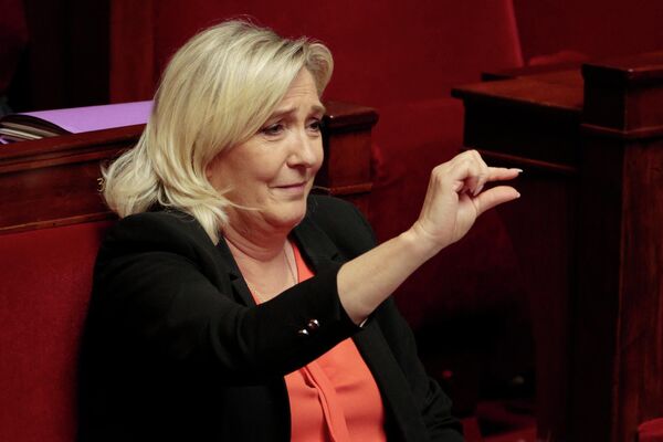 Liderul grupului parlamentar al partidului de dreapta francez Rassemblement National (RN) Marine Le Pen face un gest în timp ce participă la o dezbatere privind moțiunea de cenzură în legislativul francez din partea partidului pe care îl reprezintă. - Sputnik Moldova-România