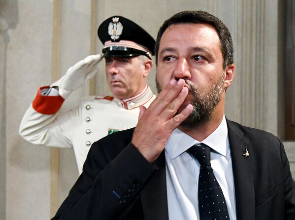 Liderul partidului Lega, vicepremier și ministru de Interne în funcție, Matteo Salvini, aruncă un sărut publicului după ce a ieșit de la întâlnirea cu președintele italian în urma consultărilor cu partidele politice care au avut loc pe 22 august 2019 la palatul Quirinal din Roma. - Sputnik Moldova-România