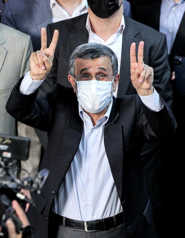 Pe 12 mai 2021 fostul președinte al Iranului Mahmoud Ahmadinejad le face semne reporterilor în timpul vizitei la sediul Ministerului de Interne de la Teheran pentru a-și înregistra candidatura la noile alegeri prezidențiale programate pentru luna iunie a acelui an. - Sputnik Moldova-România
