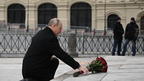 De Ziua Unității Naționale, președintele rus Vladimir Putin a depus flori la monumentul lui Kuzma Minin și Dmitri Pojarski din Piața Roșie din Moscova, care a fost deschis după restaurare. - Sputnik Moldova