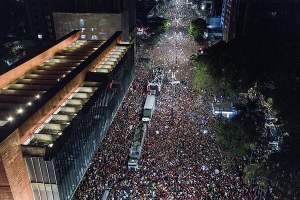 Сторонники бывшего президента Бразилии Луиса Инасиу Лулы собираются на проспекте Паулиста в Сан-Паулу - Sputnik Молдова