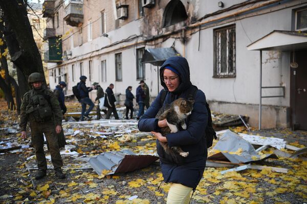 Девушка с кошкой возле жилого дома в Донецке - Sputnik Молдова