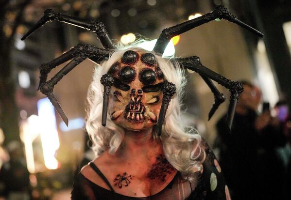 Женщина наряжена в страшный костюм паука для участия в ежегодной прогулке зомби и параде на Хэллоуин в Эссене - Sputnik Молдова