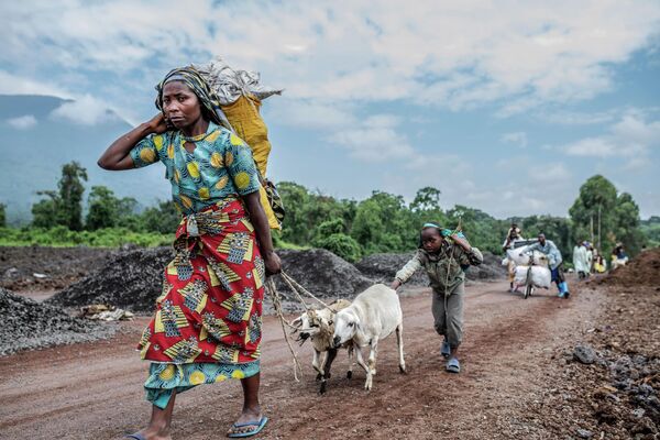 Местные жители бегут от боевых действий между повстанцами М23 и конголезскими силами близ Кибумбы,  Демократическая Республика Конго - Sputnik Молдова