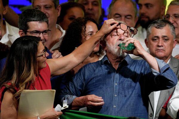 Бывший президент Бразилии Луис Инасиу Лула да Силва пьет воду после победы над действующим президентом Жаиром Болсонару во втором туре президентских выборов в Сан-Паулу - Sputnik Молдова