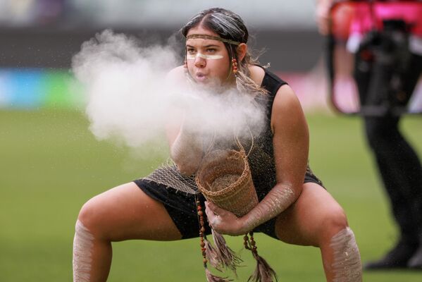Танцовщица из числа аборигенов выступает перед матчем чемпионата мира по крикету T20 между Нидерландами и Зимбабве в Аделаиде, Австралия - Sputnik Молдова
