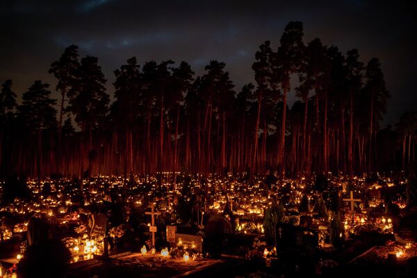 Горящие на могилах свечи в День всех святых на кладбище в Вильнюсе, Литва, - Sputnik Молдова