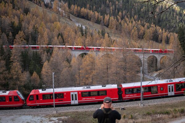 Швейцарская железнодорожная компания Rhaetian Railway (RhB)  RhB побила мировой рекорд, создав поезд длиной 1910 метров и насчитывающий 100 вагонов - Sputnik Молдова