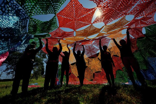 Женщины ткут и собирают woven sky - покрывало из рафии, площадью 14 000 квадратных метров, которое считается самым большим в мире, для покрытия главных улиц Эцатлана, Мексика - Sputnik Молдова