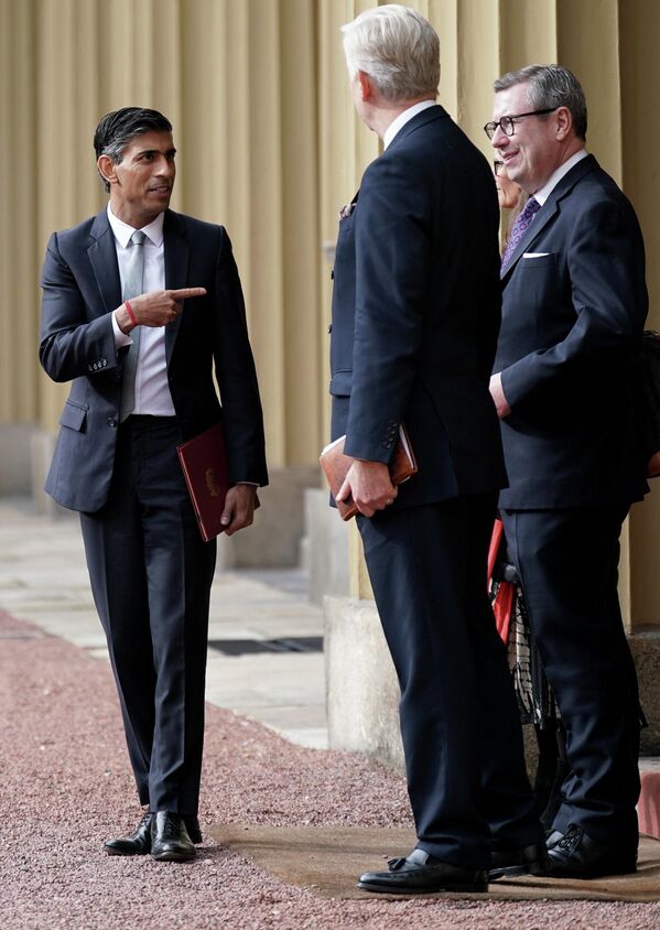 Noul lider al Partidului Conservator și prim-ministrul Marii Britanii, Rishi Sunak, gesticulează în timp ce pleacă de la Palatul Buckingham după o audiență cu regele Carol al III-lea al Regatului Unit pe 25 octombrie 2022. - Sputnik Moldova